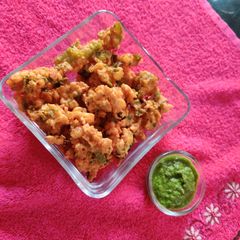 A picture of Mix daal pakoda.