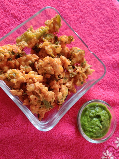 A picture of Mix daal pakoda.