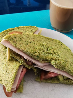 Una foto de Pan proteico de brócoli rápido