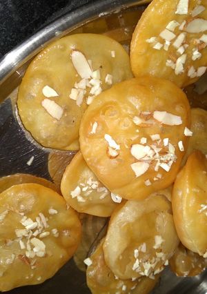 साखरेच्या पाकात बुडवलेली बदाम, काजू पुरी : (pakatil badam kaju poori recipe in marathi) रेसिपी चे मुख्य फोटो 