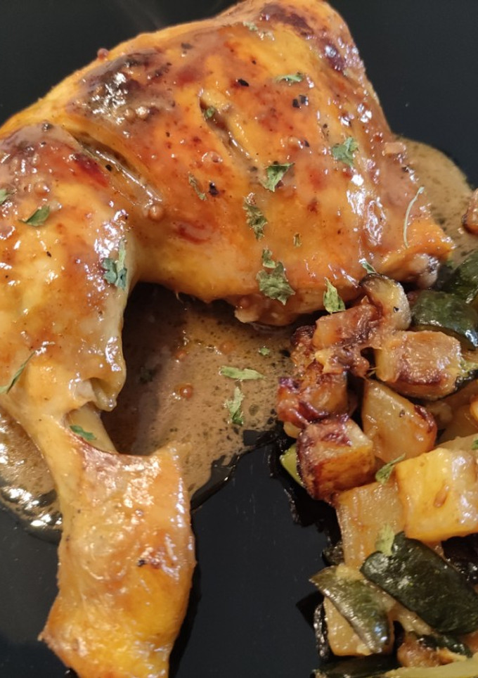Una foto de Pollo Asado con Leche de Coco, Salsa de Humo y Yakiniku con Verduritas a la Mantequilla