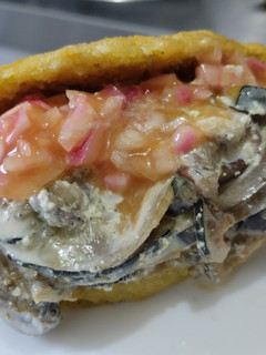 Una foto de Arepa🥙rellena de calabacines y berenjena🍆con queso crema🧀