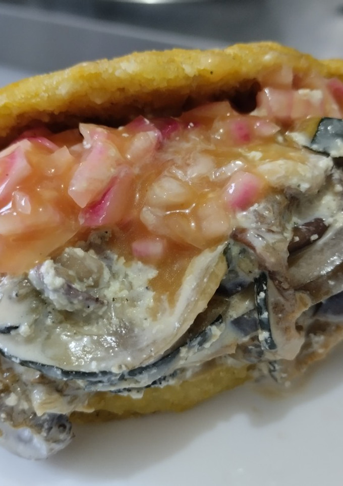 Una foto de Arepa🥙rellena de calabacines y berenjena🍆con queso crema🧀