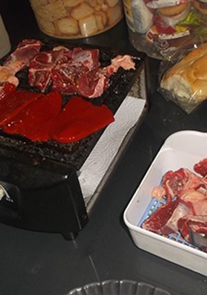 Foto principal de Cocinando carne en la mesa