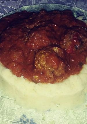 Una foto de Puré de papas con salsa y albóndigas