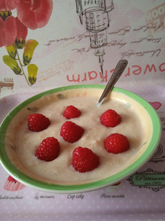 Una foto de Yogurt con plátano, avena, naranja y frambuesas