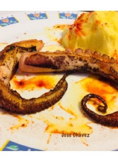 Una foto de Pulpo asado con puré de papas y pimentón