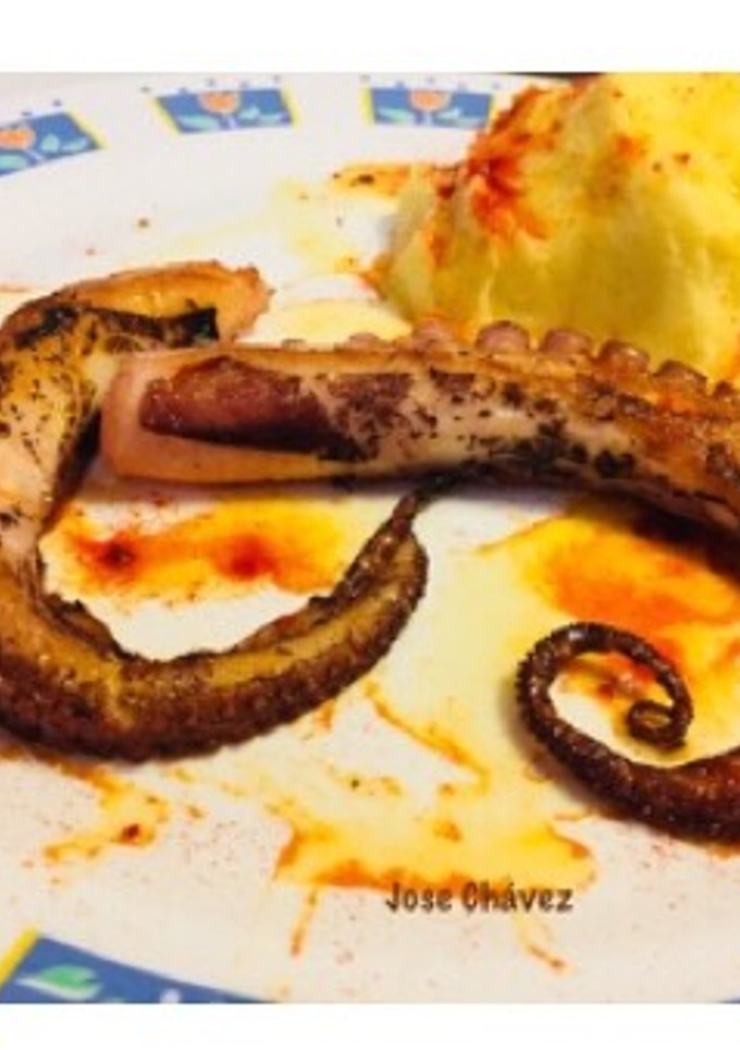 Una foto de Pulpo asado con puré de papas y pimentón