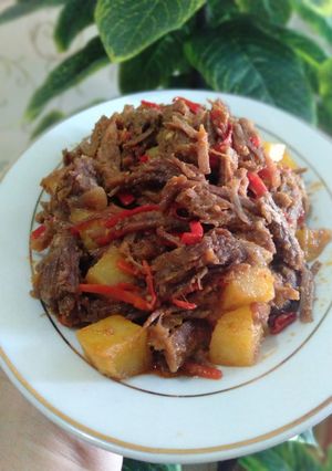 Foto resep 7.Daging suwir kentang pedas