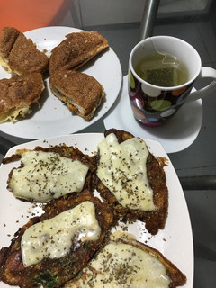 Una foto de Panecillos gratinados con tortillas y queso