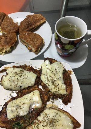 Una foto de Panecillos gratinados con tortillas y queso