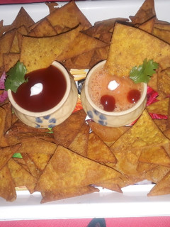 नाचोस विद टेंगी टोमेटो चटनी (nachos with tangy tomato chutney recipe in Hindi) रेसिपी मुख्य फोटो