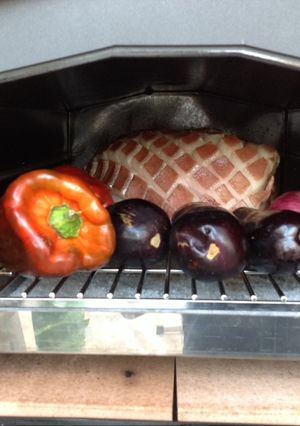 Una foto de Pernil de cerdo o jamón de cerdo al horno o pata de cerdo