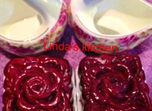 Hình của món Red velvet moon cakes ( Bánh nướng nhân chocolate - Rum - nho).