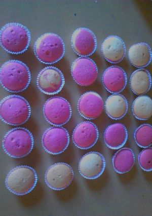 Una foto de Muffin rosas y blancos..!