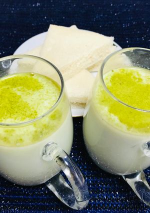 Una foto de Japanese matcha con leche, granola!!