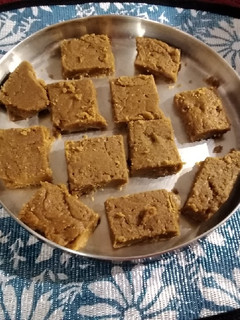 காபி மைசூர் பாக் (இன்ஸ்டன்ட் காஃபி பவுடர்)(coffee mysorepak recipe in tamil) செய்முறை முக்கிய புகைப்படம்