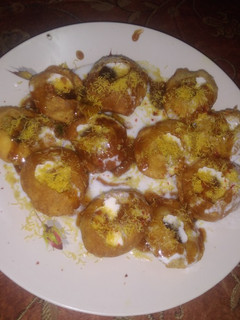 दही और मीठी सौंठके गोलगप्पे (dahi aur meethi sonth ke golgappe recipe in Hindi) रेसिपी मुख्य फोटो
