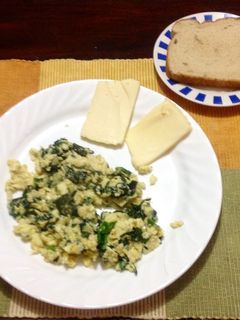 Una foto de Huevos revueltos con espinaca