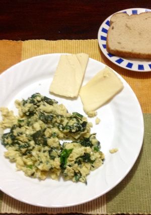 Una foto de Huevos revueltos con espinaca