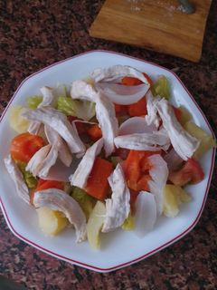 Una foto de Ensalada de tomate, pollo y patata