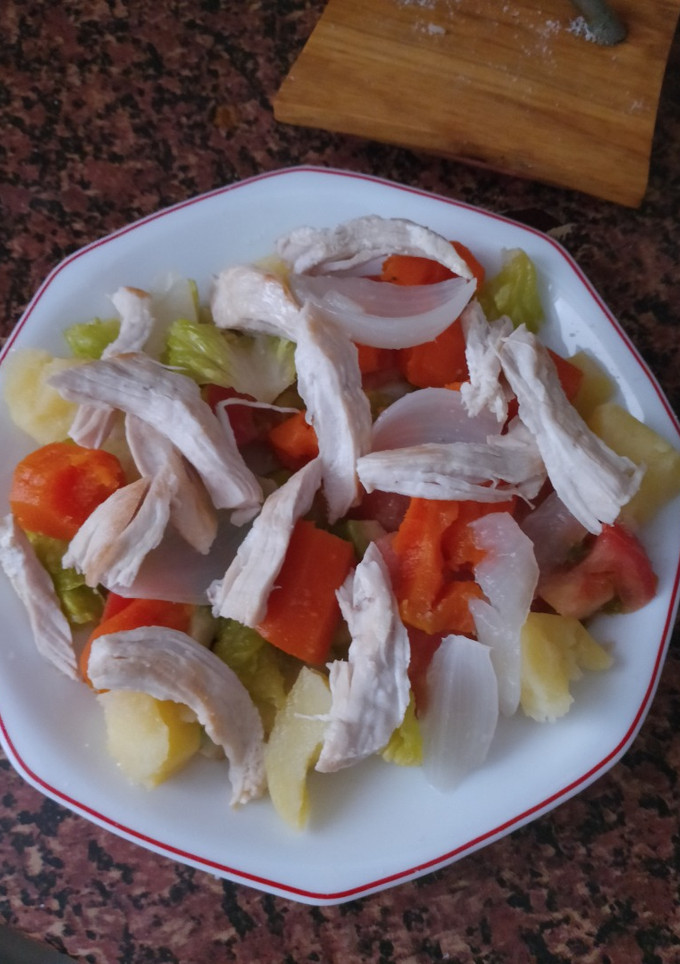 Una foto de Ensalada de tomate, pollo y patata