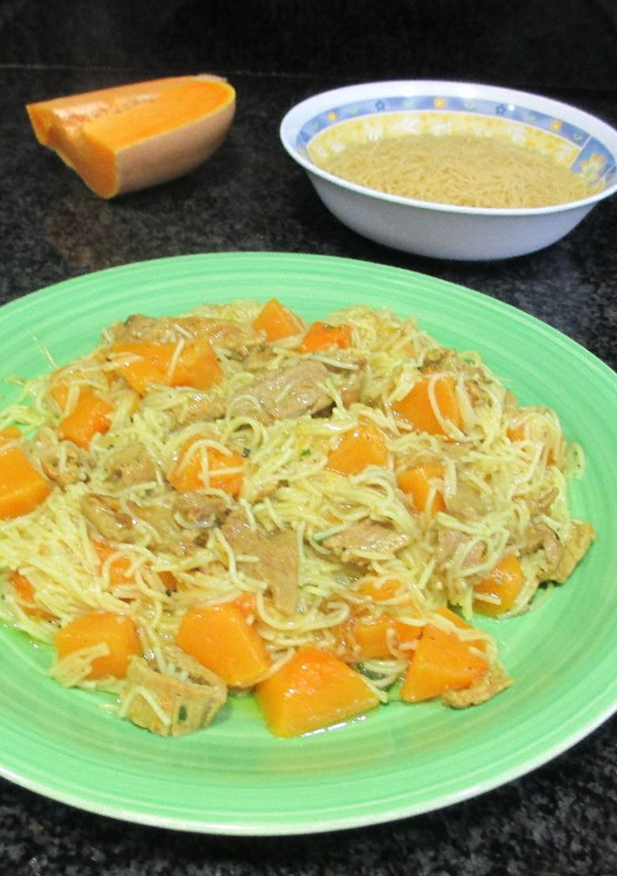 Una foto de Fideo con carne de pollo y calabaza