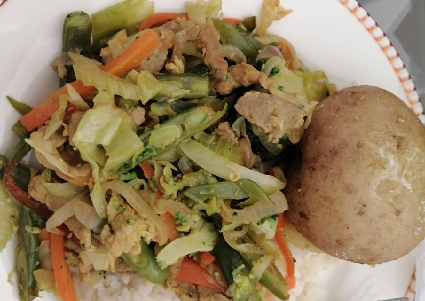 Almuerzo saludable con vegetales arroz sin gluten y proteína