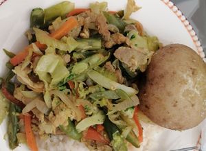 Una foto de Almuerzo saludable con vegetales arroz sin gluten y proteína