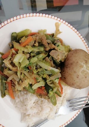 Una foto de Almuerzo saludable con vegetales arroz sin gluten y proteína