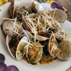 A picture of Brad's steamed clams in white wine sauce.