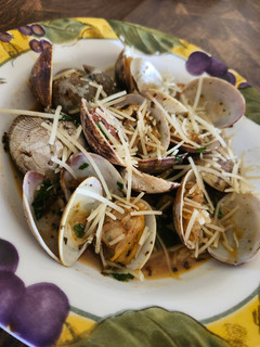A picture of Brad's steamed clams in white wine sauce.