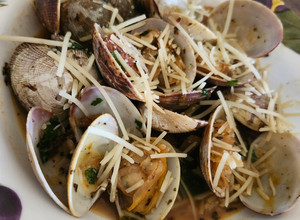 A picture of Brad's steamed clams in white wine sauce.