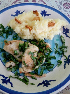 Una foto de Puré con medallitas de ajo y pollo con albahaca