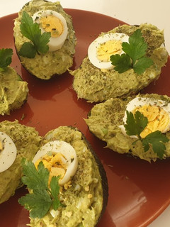 Una foto de 🥑Aguacates rellenos de atún