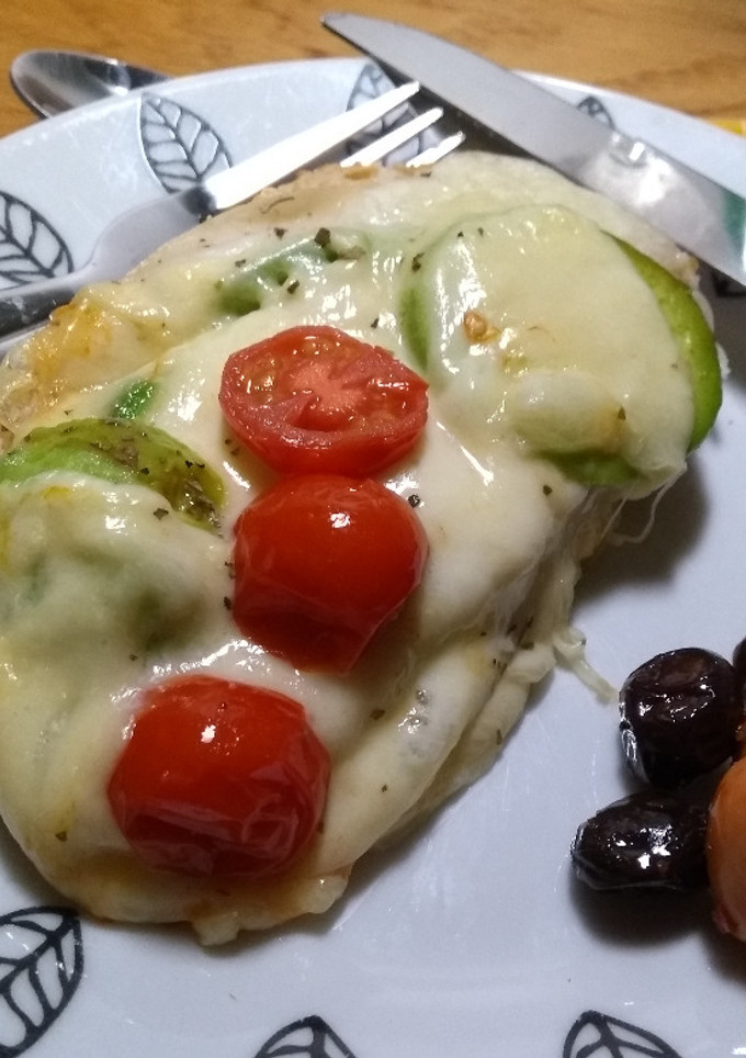 Una foto de Tostadas de aguacate, jamón de pavo y quesos ingleses