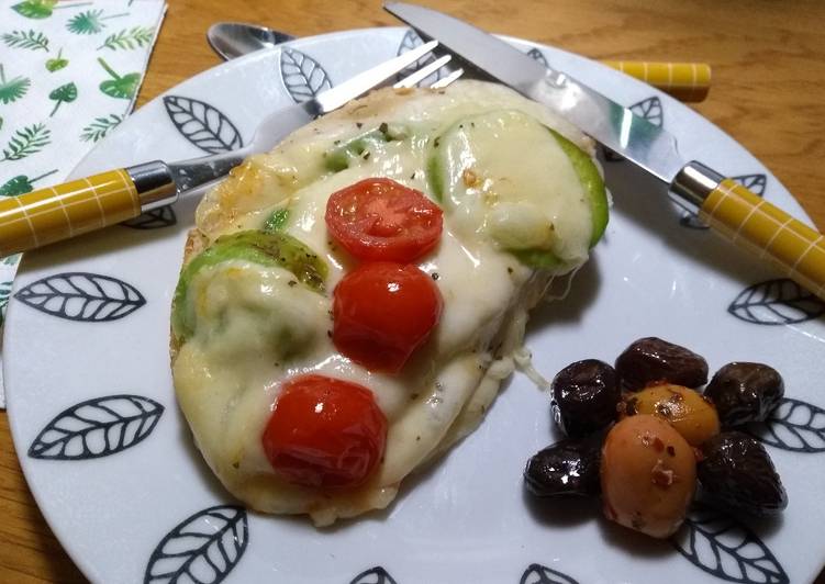 Tostadas de aguacate, jamón de pavo y quesos ingleses