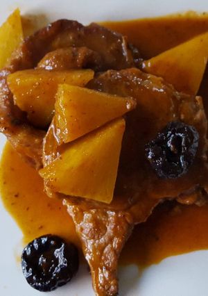 Una foto de Chuletas de cerdo en salsa de chipotle, naranja y piña