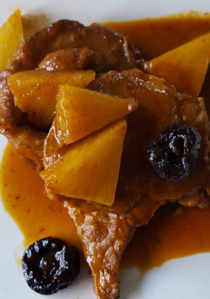 Una foto de Chuletas de cerdo en salsa de chipotle, naranja y piña