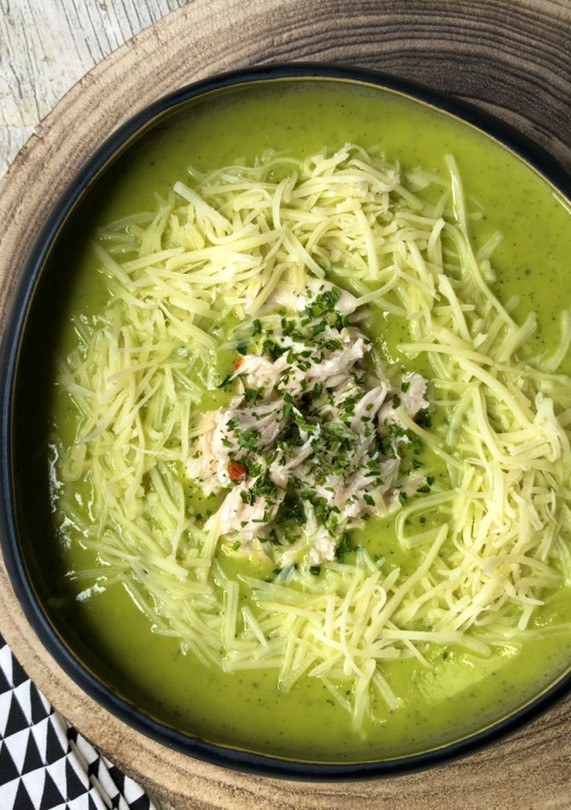 Una foto de Crema de calabacín con pollo y queso