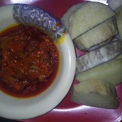 A picture of Boiled yam and pepper sauce.