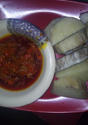 A picture of Boiled yam and pepper sauce.