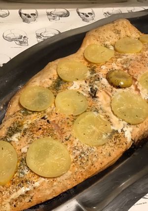Une photo de Saumon mariné au citron confit et aneth à la plancha