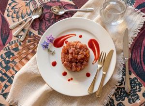 Foto di Tartare di Salmone con Scorze di Arance e Citronnette al Lampone