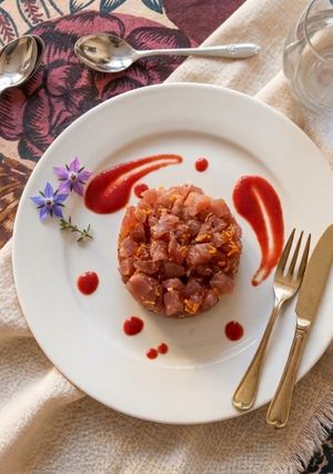 Foto di Tartare di Salmone con Scorze di Arance e Citronnette al Lampone