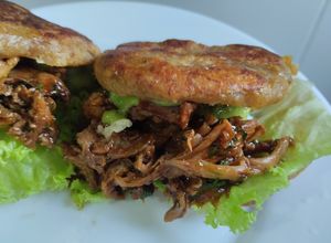 Una foto de Arepas🥯de plátano🫓macho maduro🍌rellenas🥑de pollo🍗bbq🍅y queso🥯🍯🧀