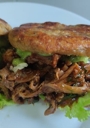 Una foto de Arepas🥯de plátano🫓macho maduro🍌rellenas🥑de pollo🍗bbq🍅y queso🥯🍯🧀