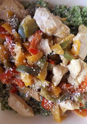 Une photo de Semoule de brocolis au poulet coco/poivrons