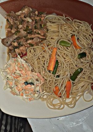 A picture of Spaghetti and chicken sauce.