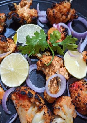 तंदुरी गोभी (tandoori gobhi recipe in marathi) रेसिपी चे मुख्य फोटो 